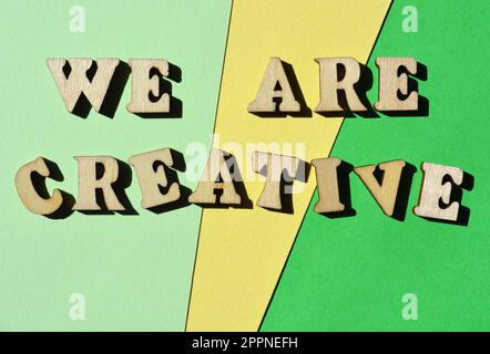 Siamo creativi, parole in lettere di legno alfabeto isolato su sfondo verde e giallo Foto Stock
