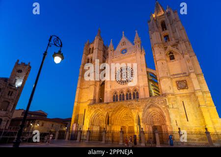 Facciata gotica della Cattedrale di Santa María de León, chiamata anche Casa della luce o la Pulchra Leonina a Leon, Spagna Foto Stock