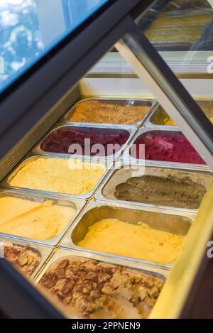 mostra con molti gusti di gelato fatto in casa in una caffetteria Foto Stock