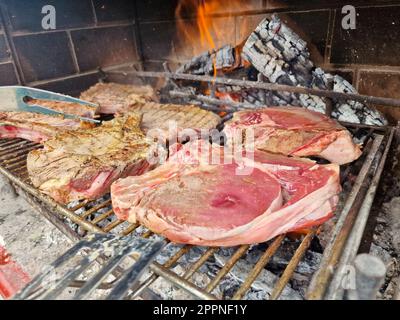 Particolare di deliziosa carne alla griglia assortita sopra le carboni su un barbecue Foto Stock