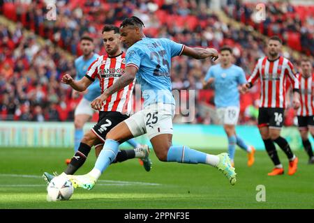 Londra, Regno Unito. 22nd Apr, 2023. Manuel Akanji di Manchester City (25) in azione. La Emirates fa Cup, semifinale, Manchester City contro Sheffield Utd al Wembley Stadium di Londra sabato 22nd aprile 2023. Solo per uso editoriale. pic di Andrew Orchard/Andrew Orchard sports photography/Alamy Live News Credit: Andrew Orchard sports photography/Alamy Live News Foto Stock