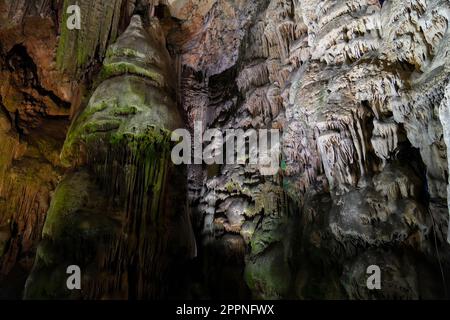 Interno della grotta di San Michele all'interno della Rocca di Gibilterra nel sud della Spagna Foto Stock