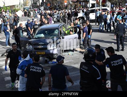 Gerusalemme, Israele. 24th Apr, 2023. La polizia israeliana circonda un'auto usata in un attentato terroristico dilagante vicino al mercato Mahane Yehuda a Gerusalemme lunedì 24 aprile 2023. Il pilota palestinese di Gerusalemme est, Hatem Nejimu, 59 anni, sposato e padre di cinque, ha fatto sguazzare l'auto in pedoni, ferendo almeno cinque persone. È stato ucciso da un civile israeliano alla scena.Photo by Debbie Hill/ Credit: UPI/Alamy Live News Foto Stock