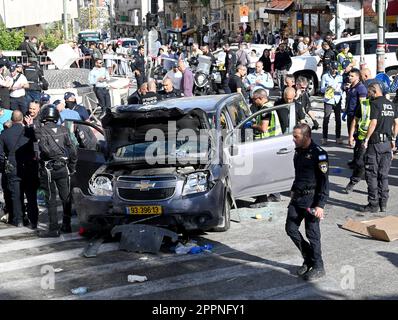 Gerusalemme, Israele. 24th Apr, 2023. La polizia israeliana circonda un'auto usata in un attentato terroristico dilagante vicino al mercato Mahane Yehuda a Gerusalemme lunedì 24 aprile 2023. Il pilota palestinese di Gerusalemme est, Hatem Nejimu, 59 anni, sposato e padre di cinque, ha fatto sguazzare l'auto in pedoni, ferendo almeno cinque persone. È stato ucciso da un civile israeliano alla scena.Photo by Debbie Hill/ Credit: UPI/Alamy Live News Foto Stock