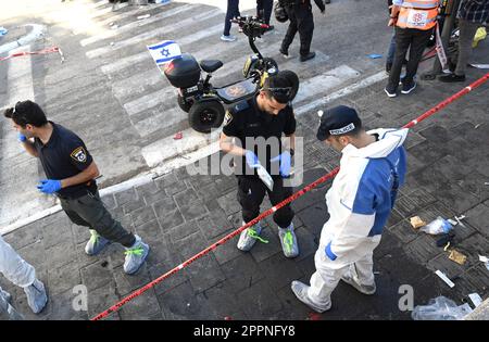 Gerusalemme, Israele. 24th Apr, 2023. La polizia israeliana raccoglierà gli effetti personali di persone colpite in un attacco terroristico in auto nei pressi del mercato Mahane Yehuda di Gerusalemme lunedì 24 aprile 2023. Il pilota palestinese di Gerusalemme est, Hatem Nejimu, 59 anni, sposato e padre di cinque, ha fatto sguazzare l'auto in pedoni, ferendo almeno cinque persone. È stato ucciso da un civile israeliano alla scena.Photo by Debbie Hill/ Credit: UPI/Alamy Live News Foto Stock