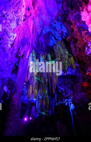 Luci colorate all'interno della grotta di San Michele nella roccia di Gibilterra nel sud della Spagna Foto Stock