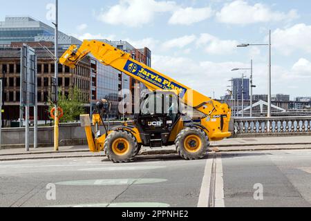 JCB 540-200 Loadall Telehandler parcheggiato su una strada cittadina, Glasgow, Scozia, Regno Unito, Europa Foto Stock