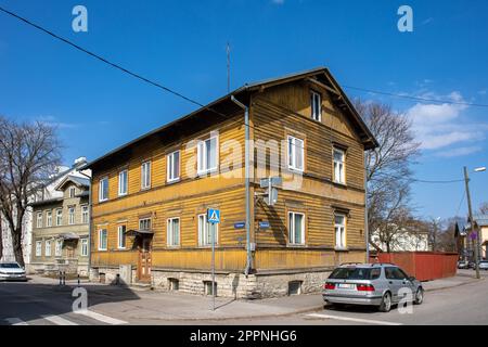 Vecchio edificio residenziale in legno all'angolo di Graniidi e Tööstuse nel quartiere Kalamaja di Tallinn, Estonia Foto Stock