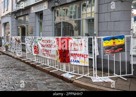 Striscioni che protestano contro i crimini di guerra russi in Ucraina su un recinto di fronte all'Ambasciata della Federazione Russa nella Città Vecchia di Tallinn, Estonia Foto Stock