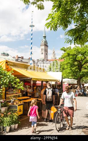 MONACO di BAVIERA, GERMANIA - 20 LUGLIO: Persone al Viktualienmarkt di Monaco di Baviera, Germamy il 20 luglio 2015. Questo mercato tradizionale si svolge ogni giorno da allora Foto Stock