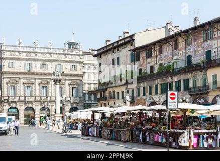 VERONA, ITALIA - 3 GIUGNO: I turisti in Piazza delle Erbe nel centro storico di Verona, Italia, il 3 giugno 2015. Verona è famosa per il suo antico Foto Stock