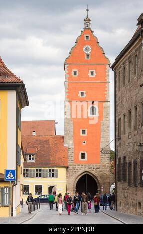 DINKELSBUEHL, GERMANIA - 27 SETTEMBRE: Turisti nel centro storico di Dinkelsbuehl, Germania il 27 settembre 2015. E' uno dei meglio conservati Foto Stock