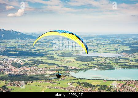 SCHWANGAU, GERMANIA - 23 AGOSTO: Parapendio sconosciuto sul monte Tegelberg a Schwangau, Germania il 23 agosto 2015. Tegelberg è una delle più popolari Foto Stock