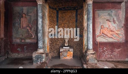 Una sala interna con pareti antiche e affreschi nella Casa di Loreio Tiburtino, Pompei, Italia Foto Stock