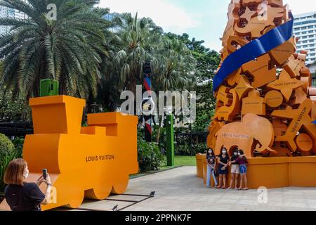 L'albero di Natale di Louis Vuitton segna il 1st° anniversario del negozio di lusso di punta del marchio nell'Ayala Mall, Manila, Filippine Foto Stock