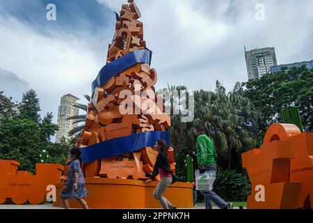 L'albero di Natale di Louis Vuitton segna il 1st° anniversario del negozio di lusso di punta del marchio nell'Ayala Mall, Manila, Filippine Foto Stock