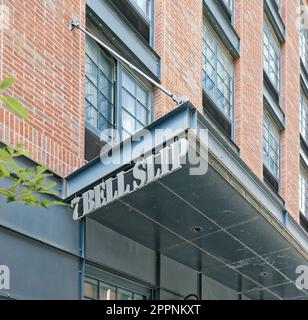 Seven Bell Slip è un edificio di media altezza in mattoni, una delle unità abitative “accessibili” di Greenpoint Landing a Brooklyn. Foto Stock