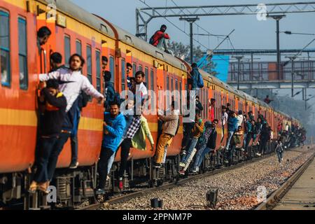 Passeggeri indiani aggrappati a un treno affollato come lascia la stazione di Noli a Ghaziabad, alla periferia di Nuova Delhi India. Il paese più popolato del mondo è ora l'India, superando la Cina, secondo le cifre delle Nazioni Unite pubblicate il 19 aprile. Foto Stock