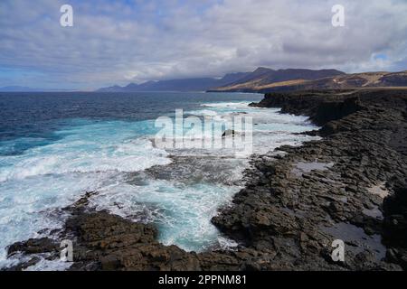 Scogliere marine del Parco Naturale di Jandia come si vede da Punta Pesebre ('Punta di Pesebre'), l'estremità più occidentale di Fuerteventura nelle Isole Canarie, Spagna Foto Stock