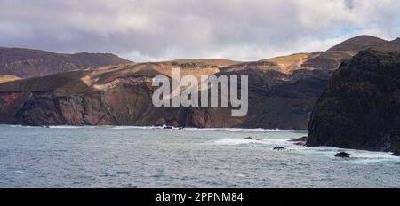 Scogliere marine del Parco Naturale di Jandia come si vede da Punta Pesebre ('Punta di Pesebre'), l'estremità più occidentale di Fuerteventura nelle Isole Canarie, Spagna Foto Stock