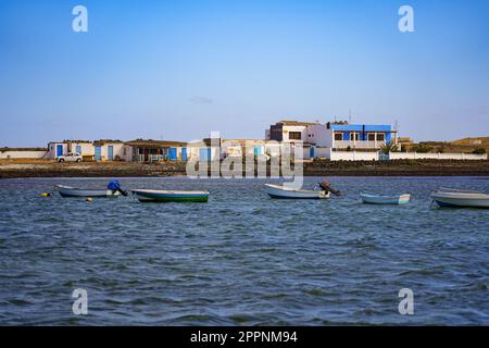 Piccolo villaggio di pescatori di Majanicho, isolato nel nord di Fuerteventura nelle Isole Canarie - baracche abbandonate costruite intorno ad una baia poco profonda lungo la t Foto Stock