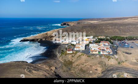 Veduta aerea del piccolo villaggio di Ajuy, sulla costa occidentale di Fuerteventura, nelle Isole Canarie, Spagna Foto Stock