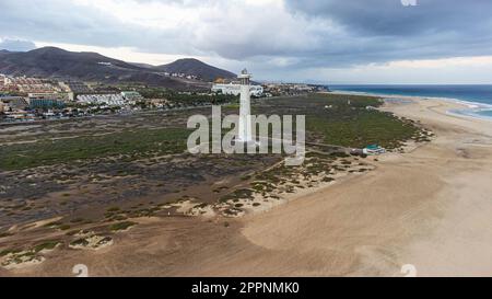 Veduta aerea del faro di Morro Jable, costruito sulla paludosa tra la città del resort e la spiaggia di Matorral sulla penisola di Jandia di Fuerteventura Foto Stock