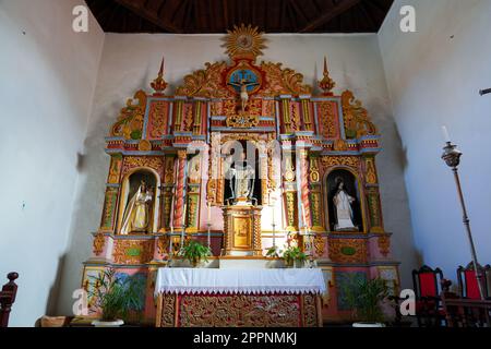 Pala d'altare policroma in legno all'interno della chiesa barocca di Santo Domingo de Guzman a Tetir, una piccola cittadina nel centro di Fuerteventura isl Foto Stock