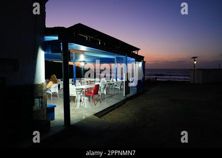 Terrazza ristorante con vista sull'Oceano Atlantico a Puertito de los Molinos, un piccolo villaggio di pescatori sulla costa occidentale dell'isola di Fuerteventura a t Foto Stock