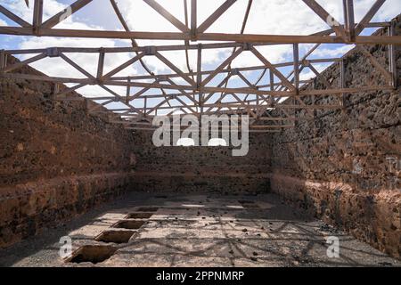 Rovine abbandonate delle fornaci di calce di la Hondura, a nord della capitale Puerto del Rosario sull'isola di Fuerteventura nelle Canarie, Spagna - Crum Foto Stock