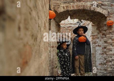 Due fratelli di un mago nelle rovine di un vecchio castello. Foto Stock