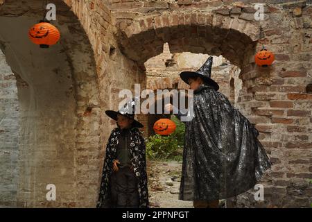 Due fratelli di un mago nelle rovine di un vecchio castello. Foto Stock