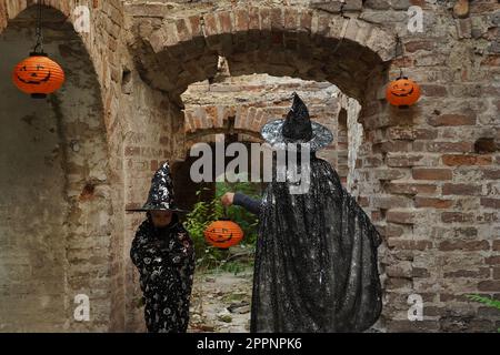 Due fratelli di un mago nelle rovine di un vecchio castello. Foto Stock