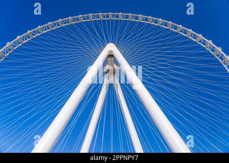 Guardando su Ain Dubai o la ruota panoramica Dubai Eye sull'Isola BlueWaters nell'area di Jumeirah Foto Stock