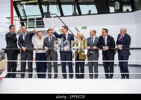 24 aprile 2023, Belgio, Ostende: Mark Rutte, Presidente dei Paesi Bassi, Leo Varadkar, primo Ministro d'Irlanda, mette Frederiksen, primo Ministro della Danimarca, Emmanuel Macron, Presidente della Francia, Alexander De Croo, primo Ministro del Belgio, Ursula von der Leyen, Presidente della Commissione europea, Cancelliere tedesco OLAF Scholz (SPD), Xavier Bettel, primo Ministro del Lussemburgo, Mark Rutte, primo Ministro dei Paesi Bassi, Jonas Gahr Store, primo Ministro della Norvegia, parteciperanno al Vertice del Mare del Nord di Ostenda. Il vertice si concentrerà sull'energia eolica offshore e sull'espansione delle centrali eoliche Foto Stock