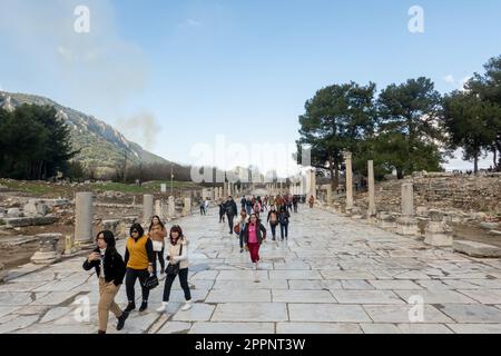 Selcuk, Turchia. 06th Mar, 2023. I turisti visitano Efeso, un sito archeologico mozzafiato che offre uno sguardo alla ricca storia e cultura dell'antica città. I visitatori possono esplorare le rovine ben conservate, tra cui la splendida Biblioteca Celso, il Tempio di Artemide e l'imponente Grande Teatro, che può ospitare fino a 25.000 persone. Credit: SOPA Images Limited/Alamy Live News Foto Stock