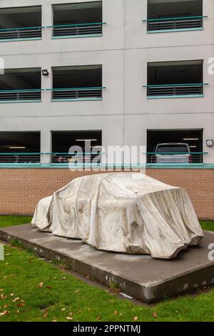 Catalyst Car Sculpture un'auto drappeggiata di dimensioni reali che è stata fusa in cemento catalitico speciale che può eliminare le sostanze inquinanti dall'aria Foto Stock