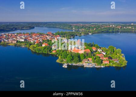 Veduta aerea della cattedrale romanica di Ratzeburg, in mattoni, sulle rive di Ratzeburger See, Schleswig-Holstein, Germania Foto Stock