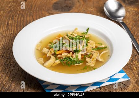 Zuppa austriaca di pancake su legno Foto Stock