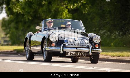 Bicester, Oxon, Regno Unito - Maggio 29th 2022. 1958 nero 1498 cc MGA auto guida su una strada di campagna inglese Foto Stock