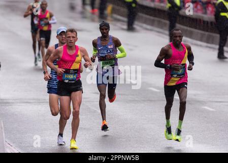Sir Mo Farah gareggia nella TCS London Marathon 2023 passando per Tower Hill, Londra, Regno Unito. Pacemaker Foto Stock
