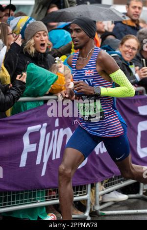 Sir Mo Farah gareggia nella TCS London Marathon 2023 passando per Tower Hill, Londra, Regno Unito. Ultima Maratona di Londra per Mo Farah Foto Stock