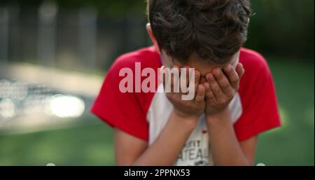 Il bambino cambia le emozioni, passando da felice a sconvolto e triste Foto Stock