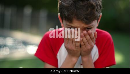 Il bambino cambia le emozioni, passando da felice a sconvolto e triste Foto Stock