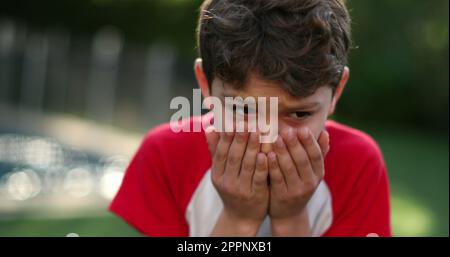 Il bambino cambia le emozioni, passando da felice a sconvolto e triste Foto Stock