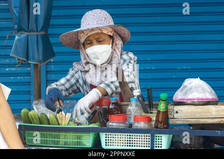 SAMUT PRAKAN, THAILANDIA, 21 2023 GENNAIO, Un venditore di strada prepara insalata di papaya per i clienti Foto Stock