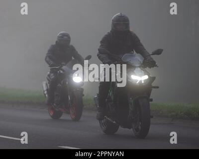 Milton Keynes,Bucks,UK, aprile 8th 2023.Two moto nella nebbia su una strada di campagna inglese Foto Stock