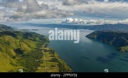 Drone aereo del lago Toba e Samosir Island tra le montagne di prima mattina. Sumatra, Indonesia. Foto Stock