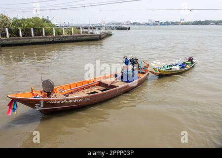 SAMUT PRAKAN, THAILANDIA, MAR 14 2023, Una barca a motore in legno tira una piccola barca sul fiume Chao Phraya Foto Stock