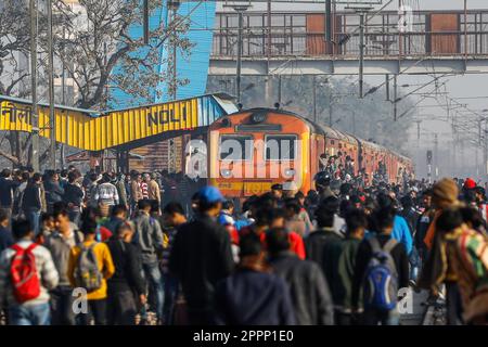 Ghaziabad, India. 3rd Feb, 2023. Passeggeri indiani aggrappati a un treno affollato come lascia la stazione di Noli a Ghaziabad, alla periferia di Nuova Delhi India. Il paese più popolato del mondo è ora l'India, superando la Cina, secondo le cifre delle Nazioni Unite pubblicate il 19 aprile. (Credit Image: © Amarjeet Kumar Singh/SOPA Images via ZUMA Press Wire) SOLO PER USO EDITORIALE! Non per USO commerciale! Foto Stock